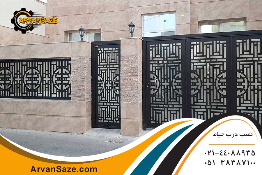 درب حیاط و درب پارکینگ فلزی لیزری مشکی رنگ نصب شده در کنار پنجره تزئینی نصب شده روی دیوار نما